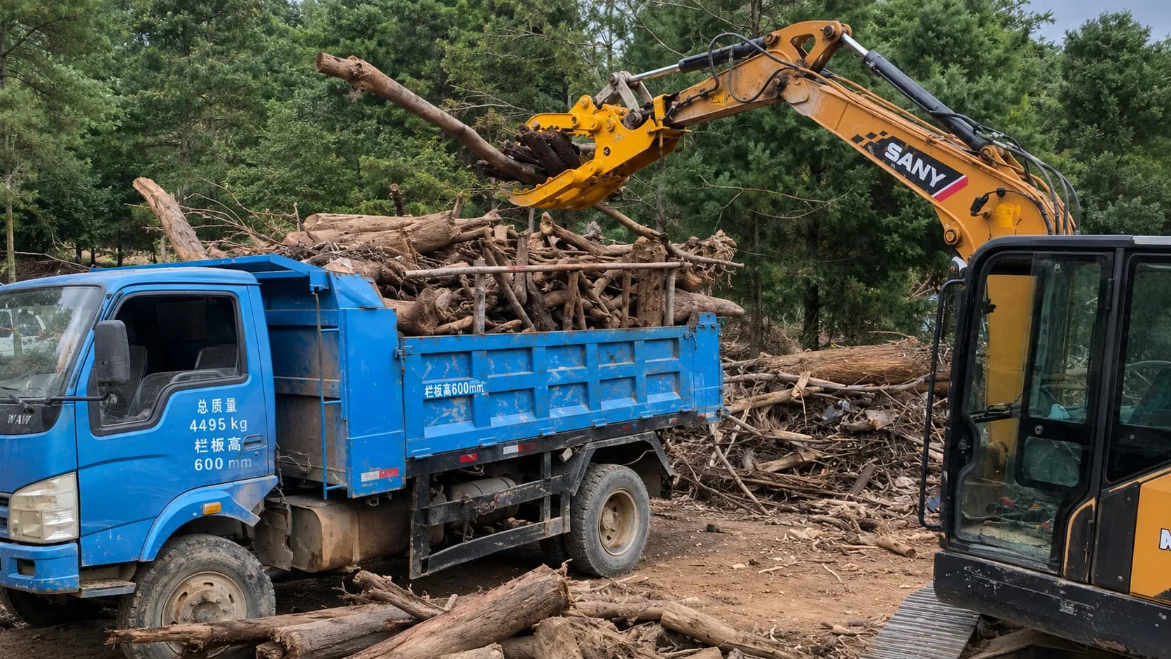 Mechanical grab lifting timber with an excavator
