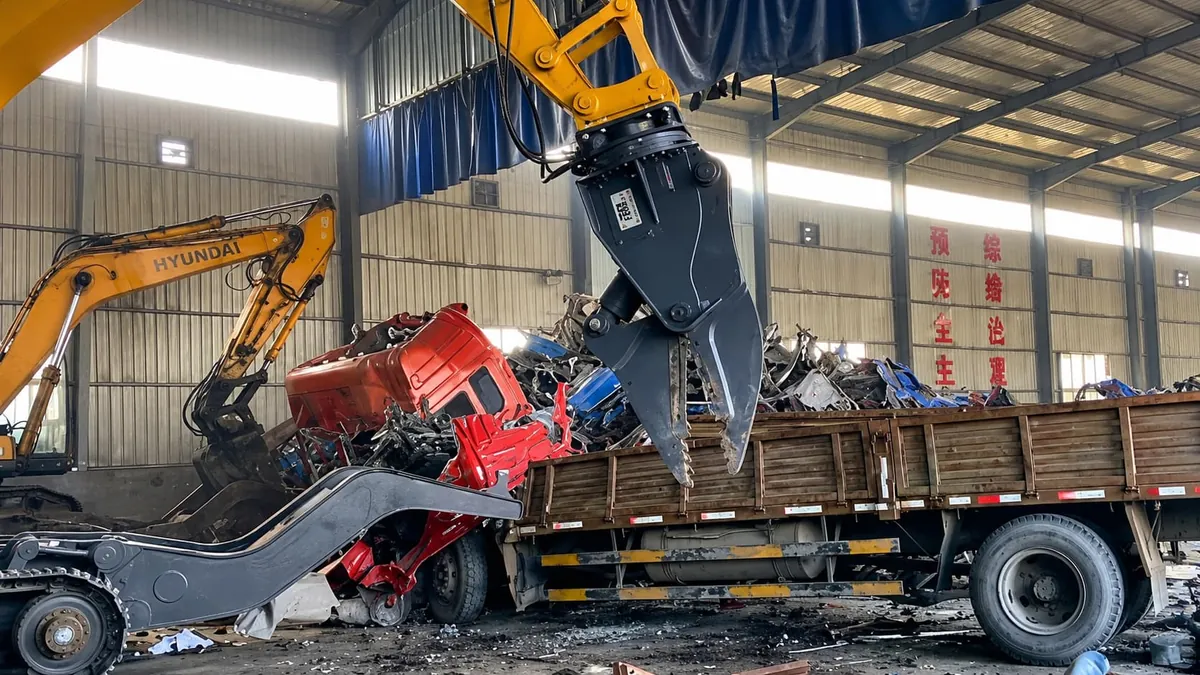 Scrap car disassemble shear cutting vehicle body for recycling